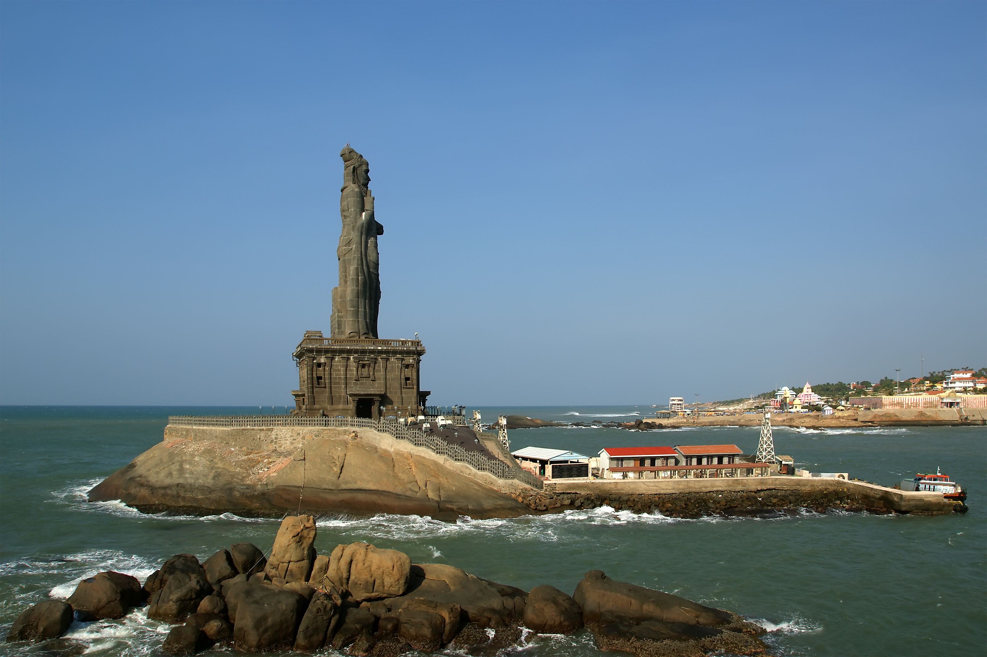 Thiruvalluvar Statue: Majestic saint in stone